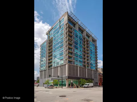 700 W Van Buren St #804, Chicago, IL 60607