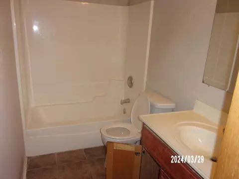 Bath - 1306 E Heather Rd, Bourbonnais, IL 60914 photo 4 of 4