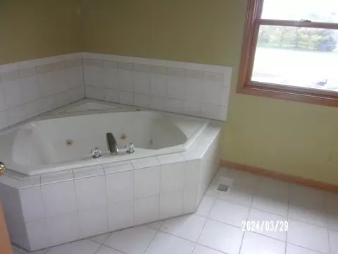 Bath - 1306 E Heather Rd, Bourbonnais, IL 60914 photo 2 of 4