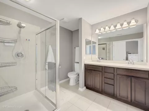 Bath - 216 Cassidy Ln, Elgin, IL 60124 photo 2 of 4