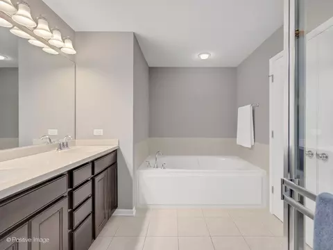 Bath - 216 Cassidy Ln, Elgin, IL 60124 photo 3 of 4