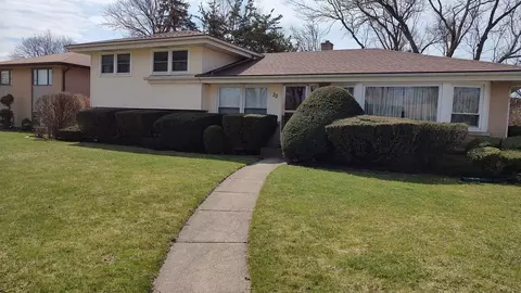 30 Crescent Dr, Glenview, IL 60025