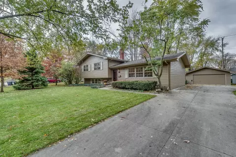 1021 Emerald Dr, Naperville, IL 60540 photo 2