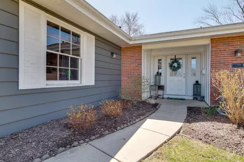 1760 Chippendale Rd, Hoffman Estates, IL 60195 photo 3