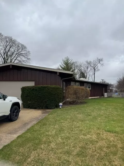 2215 W Grove Ave, Waukegan, IL 60085