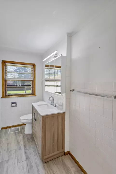 Bath - 835 Rose Ave, Des Plaines, IL 60016 photo 2 of 2