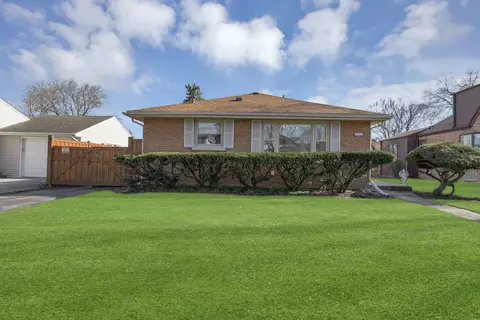 Exterior - 835 Rose Ave, Des Plaines, IL 60016 photo 3 of 8