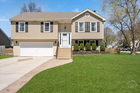 1017 Whittington Dr, Geneva, IL 60134