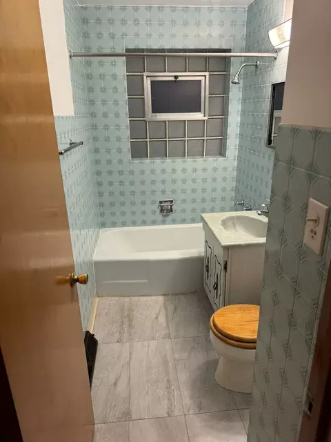 Bath - 6941 Pershing Rd, Stickney, IL 60402 photo 1 of 3