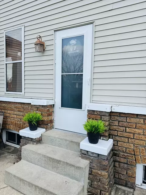 Exterior - 1302 W Jackson St, Ottawa, IL 61350 photo 4 of 13