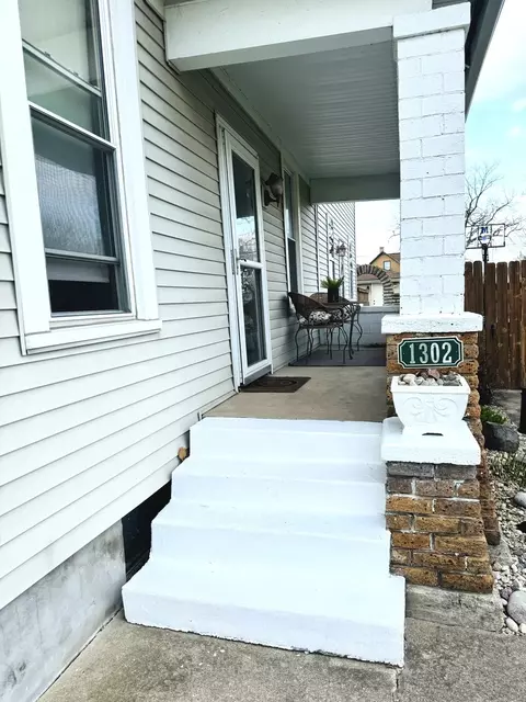 Exterior - 1302 W Jackson St, Ottawa, IL 61350 photo 5 of 13