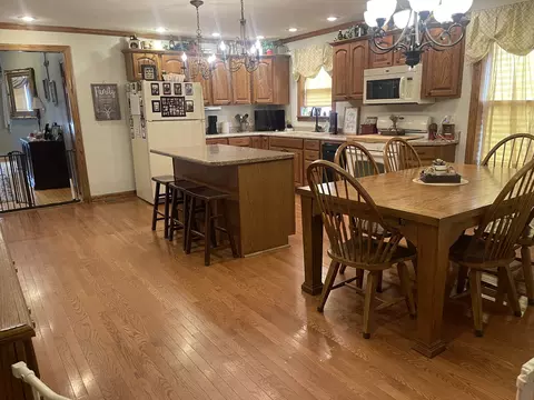 Dining - 1302 W Jackson St, Ottawa, IL 61350 photo 4 of 6