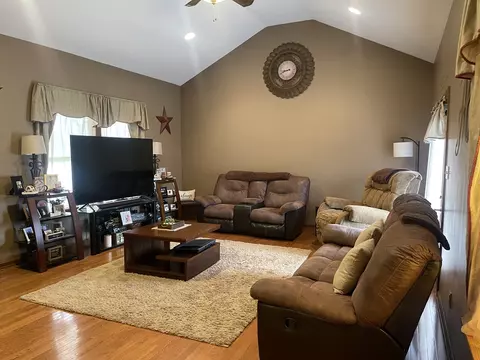 Living - 1302 W Jackson St, Ottawa, IL 61350 photo 5 of 9