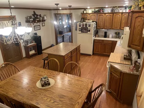 Dining - 1302 W Jackson St, Ottawa, IL 61350 photo 3 of 6