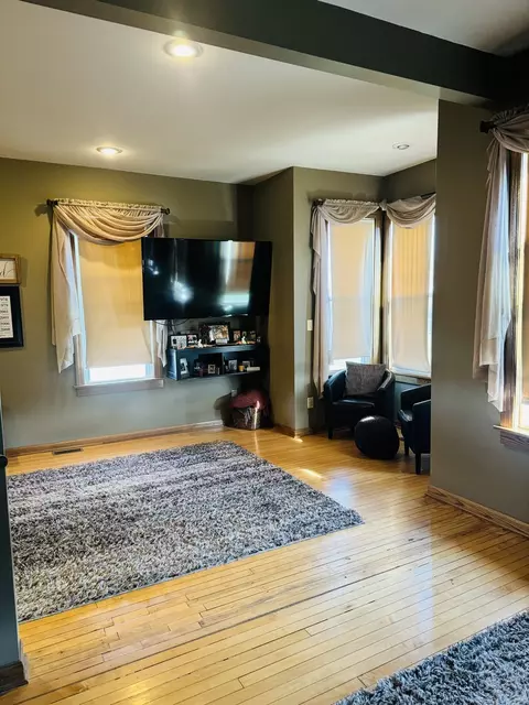 Living - 1302 W Jackson St, Ottawa, IL 61350 photo 7 of 9
