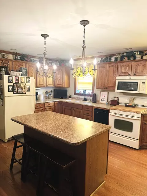 Kitchen - 1302 W Jackson St, Ottawa, IL 61350 photo 2 of 4