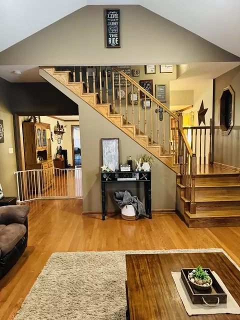 Entry Way - 1302 W Jackson St, Ottawa, IL 61350 photo 1 of 3