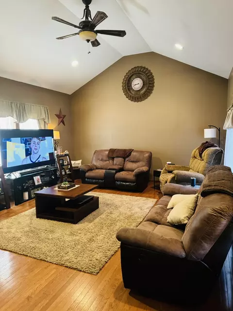 Living - 1302 W Jackson St, Ottawa, IL 61350 photo 4 of 9