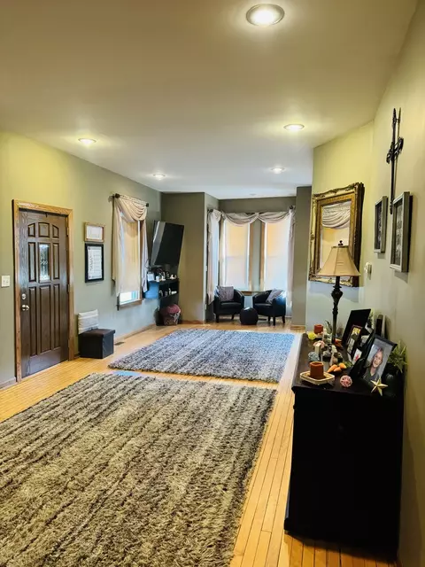 Living - 1302 W Jackson St, Ottawa, IL 61350 photo 2 of 9