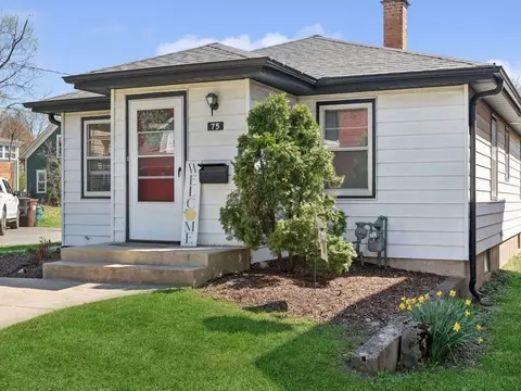 75 Center St, Crystal Lake, IL 60014