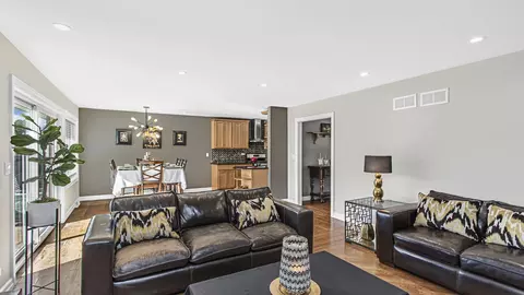 Living - 349 Eaker Pl, Des Plaines, IL 60016 photo 4 of 4