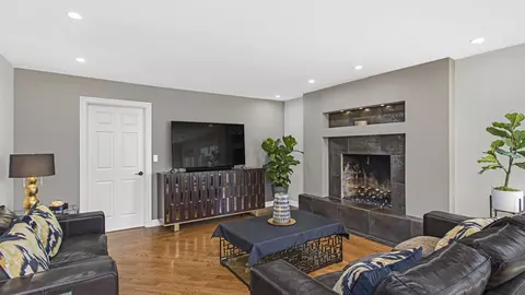 Living - 349 Eaker Pl, Des Plaines, IL 60016 photo 3 of 4