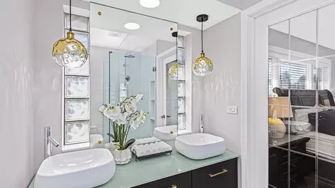 Bath - 349 Eaker Pl, Des Plaines, IL 60016 photo 2 of 2