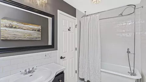 Bath - 349 Eaker Pl, Des Plaines, IL 60016 photo 1 of 2