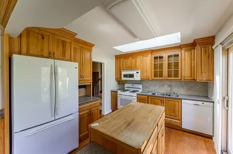 Kitchen - 1023 E Lowden Ave, Wheaton, IL 60189 photo 3 of 4