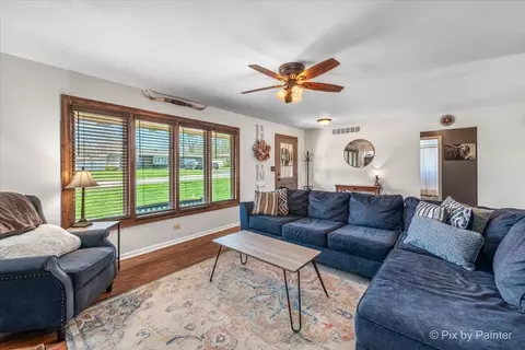 Living - 4716 Jeffrey St, Mchenry, IL 60051 photo 2 of 2