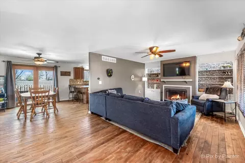 Living - 4716 Jeffrey St, Mchenry, IL 60051 photo 1 of 2
