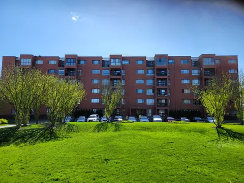3700 Capri Ct #404, Glenview, IL 60025