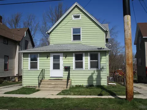 130 1st St, Woodstock, IL 60098