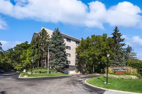 1 S150 Spring Rd #4D, Oakbrook Terrace, IL 60181