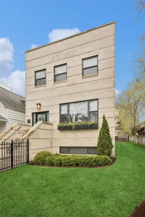 1822 W Warner Ave, Chicago, IL 60613