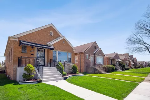 8205 S Troy St, Chicago, IL 60652