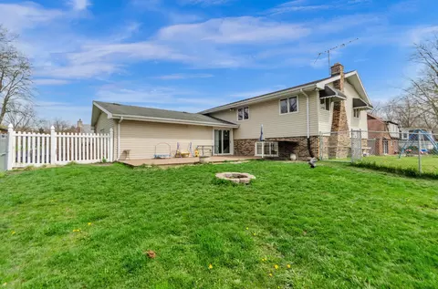 Exterior - 2039 E Maple St, Crete, IL 60417 photo 6 of 7
