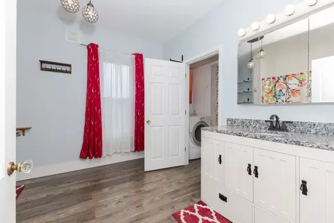 Bath - 715 E Lincoln St, Bloomington, IL 61701 photo 2 of 4