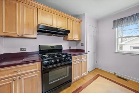 Kitchen - 1084 S Des Plaines River Rd, Des Plaines, IL 60016 photo 3 of 3