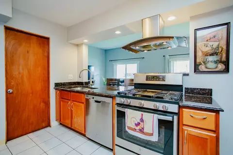 Kitchen - 9518 Dee Rd #2A, Des Plaines, IL 60016 photo 2 of 5