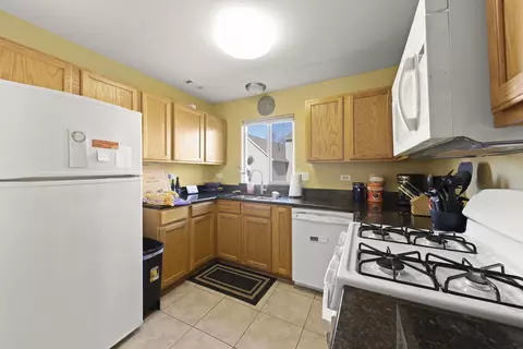 Kitchen - 2702 Canyon Dr, Plainfield, IL 60586 photo 2 of 3