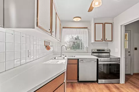 Kitchen - 639 Edgebrook Ter, Elgin, IL 60120 photo 1 of 4