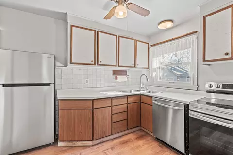 Kitchen - 639 Edgebrook Ter, Elgin, IL 60120 photo 2 of 4