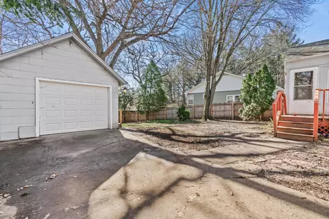Exterior - 639 Edgebrook Ter, Elgin, IL 60120 photo 7 of 8