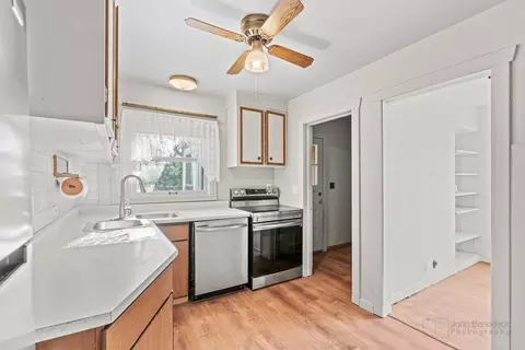 Kitchen - 639 Edgebrook Ter, Elgin, IL 60120 photo 4 of 4