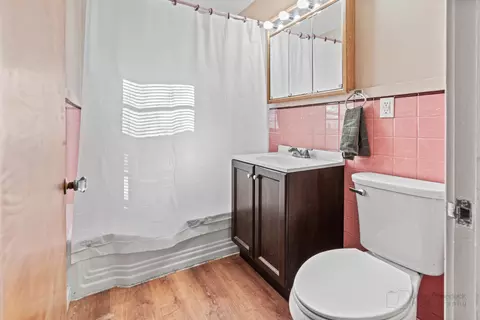 Bath - 639 Edgebrook Ter, Elgin, IL 60120 photo 1 of 2