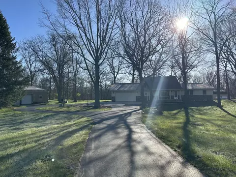 1819 Knoll Dr, Monticello, IL 61856