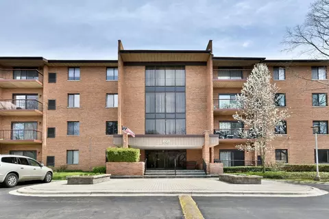 801 79th St #401, Darien, IL 60561