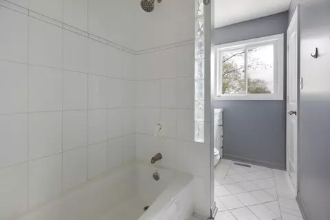 Bath - 2010 Carleton Rd, Hoffman Estates, IL 60169 photo 2 of 4