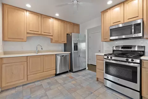 Kitchen - 2010 Carleton Rd, Hoffman Estates, IL 60169 photo 2 of 3